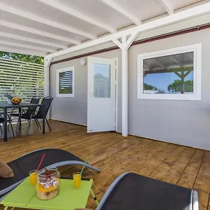 Prázdninový areál Zelena Laguna Mobile Homes, Mugeba